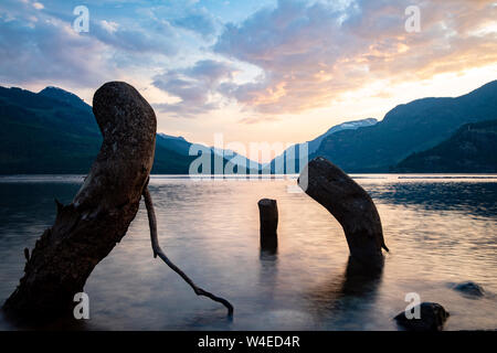 Le lac Upper Campbell au coucher du soleil- Strathcona Park Lodge dans le parc provincial Strathcona, près de Campbell River, sur l'île de Vancouver, Colombie-Britannique, Canada Banque D'Images