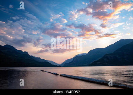 Le lac Upper Campbell au coucher du soleil- Strathcona Park Lodge dans le parc provincial Strathcona, près de Campbell River, sur l'île de Vancouver, Colombie-Britannique, Canada Banque D'Images