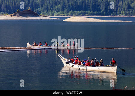 Enfants canoë sur le lac Upper Campbell au Strathcona Park Lodge dans le parc provincial Strathcona, près de Campbell River, sur l'île de Vancouver, Colombie-Britannique, Banque D'Images