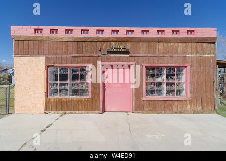 Un magasin d'antiquités dans le désert de Mojave, Inyokern, Californie. Banque D'Images