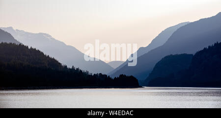 Le lac Upper Campbell au coucher du soleil- Strathcona Park Lodge dans le parc provincial Strathcona, près de Campbell River, sur l'île de Vancouver, Colombie-Britannique, Canada Banque D'Images