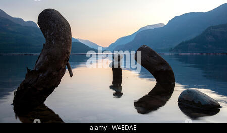 Le lac Upper Campbell au coucher du soleil- Strathcona Park Lodge dans le parc provincial Strathcona, près de Campbell River, sur l'île de Vancouver, Colombie-Britannique, Canada Banque D'Images