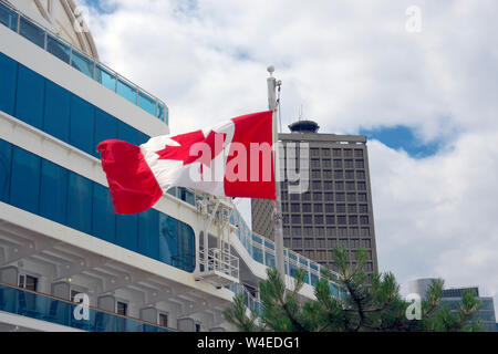 Un drapeau canadien battant au Harbour Centre, Vancouver, Colombie-Britannique, Canada Banque D'Images