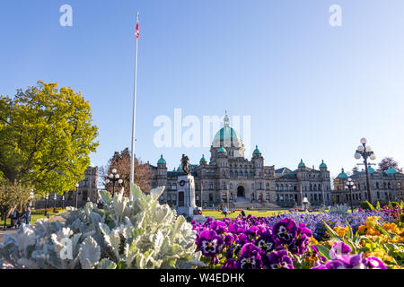 L'Assemblée législative de la Colombie-Britannique a vu derrière un beau affichage de fleurs printanières fleuries, une journée claire. Banque D'Images