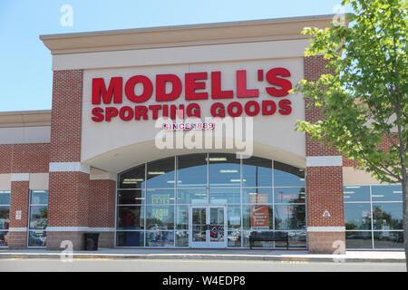 La Princeton New Jersey - le 23 juin 2019 : Extérieur de Modell's Sporting Goods - détaillant d'articles de sport avec des endroits dans le nord-est des États-Unis. Banque D'Images