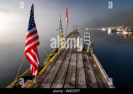 Lever du soleil à Westview Marina à Tahsis, près de Gold River, l'île de Vancouver, Colombie-Britannique, Canada Banque D'Images