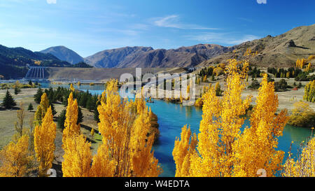 Lake Aviemore et la couleur en automne, Waitaki Valley, North Otago, île du Sud, Nouvelle-Zélande - Antenne de drone Banque D'Images