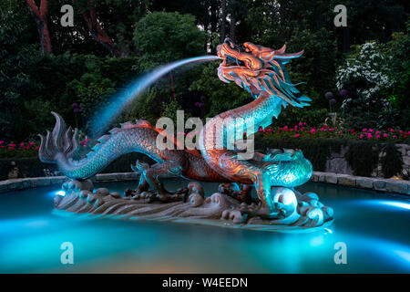 Dragon de bronze fontaine illuminée la nuit - Jardins Butchart - Brentwood Bay, près de Victoria, île de Vancouver, Colombie-Britannique, Canada Banque D'Images