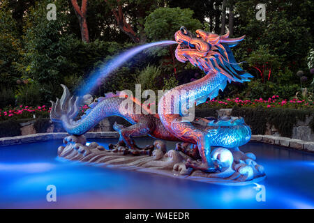 Dragon de bronze fontaine illuminée la nuit - Jardins Butchart - Brentwood Bay, près de Victoria, île de Vancouver, Colombie-Britannique, Canada Banque D'Images