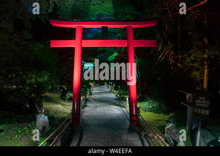 De torii à l'entrée du jardin japonais dans les jardins Butchart - Brentwood Bay, près de Victoria, île de Vancouver, Colombie-Britannique, Canada Banque D'Images