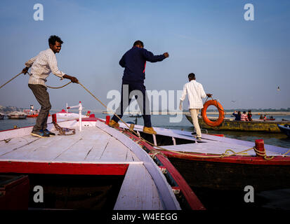 Varanasi, Inde - circa 2018 Novembre : bateliers de Varanasi avec leurs bateaux au Gange. Varanasi est la capitale spirituelle de l'Inde, le plus sacré des Banque D'Images