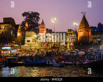 Varanasi, Inde - circa 2018 Novembre : Dashashwamedh Ghat de Varanasi. C'est le principal ghat de Varanasi sur le Gange. Il est situé à proximité de V Banque D'Images