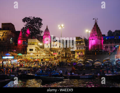 Varanasi, Inde - circa 2018 Novembre : Dashashwamedh Ghat de Varanasi. C'est le principal ghat de Varanasi sur le Gange. Il est situé à proximité de V Banque D'Images