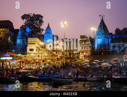 Varanasi, Inde - circa 2018 Novembre : Dashashwamedh Ghat de Varanasi. C'est le principal ghat de Varanasi sur le Gange. Il est situé à proximité de V Banque D'Images