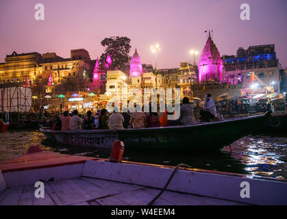 Varanasi, Inde - circa 2018 Novembre : Dashashwamedh Ghat de Varanasi. C'est le principal ghat de Varanasi sur le Gange. Il est situé à proximité de V Banque D'Images
