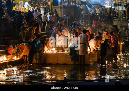 Varanasi, Inde - circa 2018 Novembre : Les gens dans la nuit sur les ghats de Varanasi lors de Dev Deepawali célébration. Varanasi est la capitale spirituelle de Banque D'Images