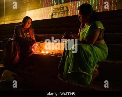 Varanasi, Inde - circa 2018 Novembre : femmes indiennes bougies d'éclairage au cours de Dev Deepawali, célébration à Varanasi . Varanasi est la capitale spirituelle Banque D'Images