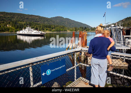 Regarder les femmes et de la Skeena Queen BC Ferries arrivant à Fulford Harbour - Salt Spring Island, British Columbia, Canada Banque D'Images