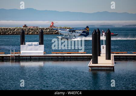 Atterrissage d'Hydravions de Harbour Air dans le port intérieur de Victoria - Victoria, île de Vancouver, Colombie-Britannique, Canada Banque D'Images