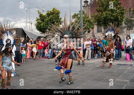 Danseurs aztèques (concheros) effectuant la danse rituelle au Zocalo, Mexico, Mexique, CDMX. Jun 2019 Banque D'Images