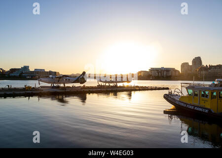 Harbour Air Seaplanes amarré au port dans le centre-ville de Victoria au cours d'un magnifique coucher de soleil sur le port. Banque D'Images