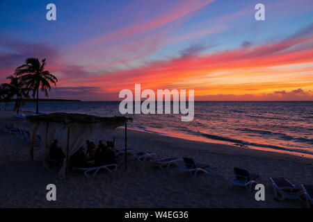 Coucher de soleil sur la plage de Maria La Gorda dans le sud-ouest de Cuba Banque D'Images