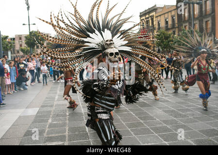 Danseurs aztèques (concheros) effectuant la danse rituelle au Zocalo, Mexico, Mexique, CDMX. Jun 2019 Banque D'Images
