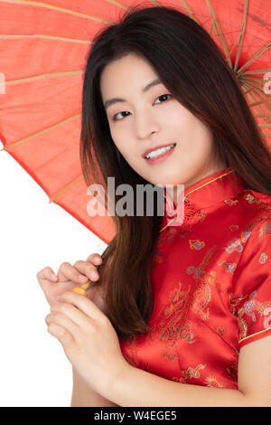 Belle femme chinoise portant une robe traditionnelle connue sous le nom d'un ou Cheongsam Chipao isolé sur fond blanc Banque D'Images