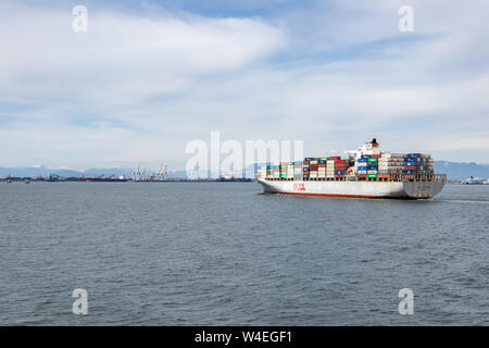 OOCL Anvers Container Ship tirant dans le port de Vancouver de Kaohsiung, Taïwan. Banque D'Images