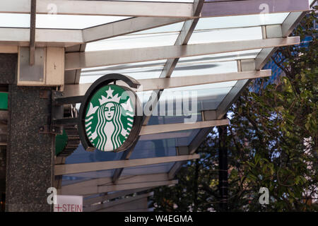 Le café Starbucks est accroché à un coin de rue dans le centre-ville de Vancouver, en Colombie-Britannique. Banque D'Images