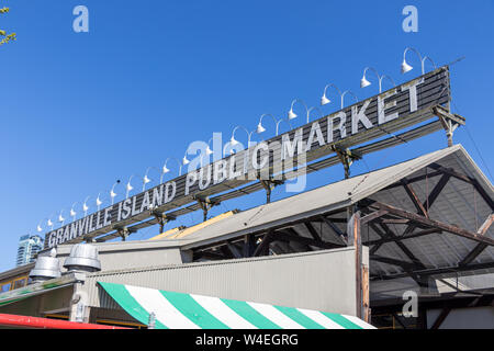 Le panneau marché public de Granville Island est situé en haut du principal édifice du marché le jour clair. Banque D'Images