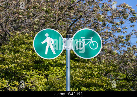 Sentier de randonnée commun et panneau de la piste cyclable. Banque D'Images