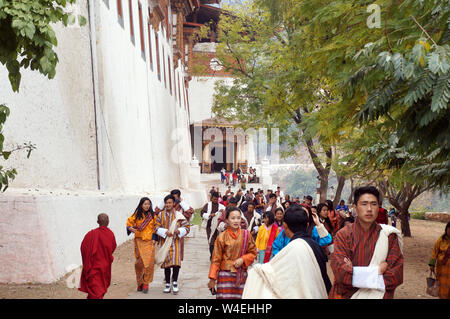 Les femmes et les hommes jeunes Bhoutanais en costume traditionnel dans Punakha Dzong durant la Tshechu Festival, Punakha, Bhoutan Banque D'Images