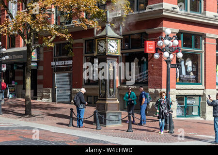 La foule se réunit dans le célèbre Gastown Steam Clock on Water St., au centre-ville de Vancouver, en Colombie-Britannique. Banque D'Images