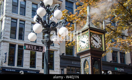 Horloge à vapeur Gastown de renommée mondiale à Vancouver, C.-B. sur Water St., le printemps ensoleillé. Banque D'Images