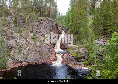 Cascade de la rivière Petite Tåsan, entouré de vieilles forêts, environ 10 kilomètres au nord de Torsby. Banque D'Images