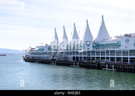 Le quai emblématique du bateau de croisière Canada place a été vu vide le printemps. Banque D'Images