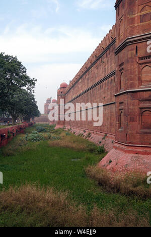 Mur extérieur et des douves, le Fort Rouge, Delhi, Inde Banque D'Images