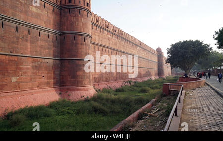 Mur extérieur et des douves, le Fort Rouge, Delhi, Inde Banque D'Images