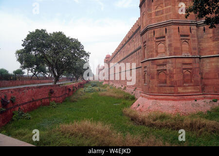 Mur extérieur et des douves, le Fort Rouge, Delhi, Inde Banque D'Images