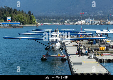 Une rangée d'hydravions amarrée à l'aéroport Harbour de Vancouver le printemps ensoleillé au centre-ville de Vancouver, en Colombie-Britannique. Banque D'Images