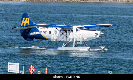 Un hydravion Harbour Air a vu le vol en taxi depuis l'aéroport Harbour de Vancouver, en Colombie-Britannique, pour le décollage. Banque D'Images