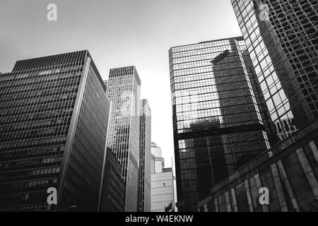 Les bâtiments d'affaires à Hong Kong ; Low Angle View ; style noir et blanc Banque D'Images