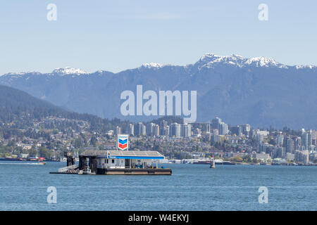 La station-service Chevron et North Vancouver, vue de l'autre côté du port, au centre-ville de Vancouver, en Colombie-Britannique. Banque D'Images