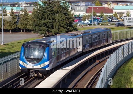 Métro de la ligne Canada en quittant la station Templeton pour l'aéroport international de Vancouver. Banque D'Images