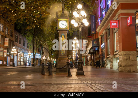 Monde-célèbre horloge à vapeur de Gastown sur Water St., au centre-ville de Vancouver, C.-B. la nuit. Banque D'Images