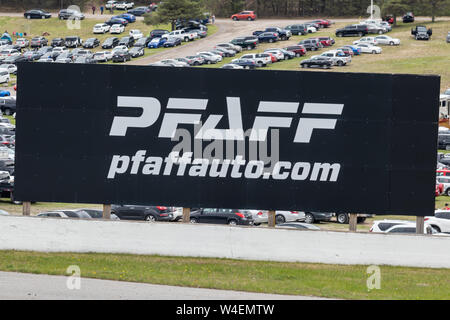 Concessionnaire automobile PFAFF côté piste billboard chez Canadian Tire Motorsport Park. Banque D'Images