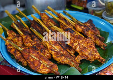 Des plats traditionnels de Malaisie, poulet épicé grillé populaires Ayam Percik en vente Bazar pendant le mois sacré du Ramadan. Banque D'Images