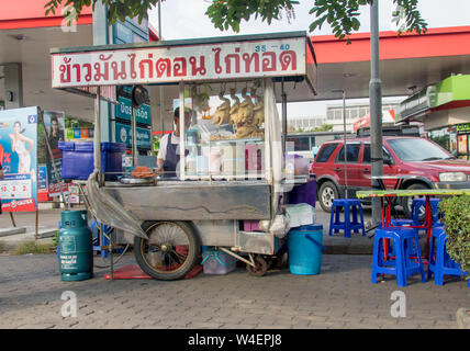 SAMUT PRAKAN, THAÏLANDE, 03 juin 2019, le kiosque avec la nourriture thaïe traditionnelle on city street. Banque D'Images