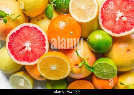 Agrumes colorés comme le citron, lime, orange, pamplemousse, mandarine Banque D'Images